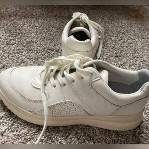 Everlane trainers off-white-runs big, fits like a size 9.
